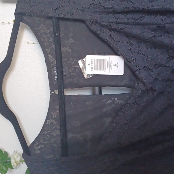 TORRID PEPLUM LACE PUFF SLEEVE TOP - Picture 3 of 8